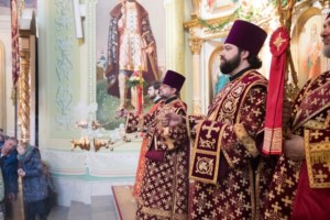 Благодатный огонь доставили на Пасхальную вечерню, которую возглавил Митрополит Лонгин