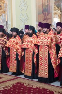 Благодатный огонь доставили на Пасхальную вечерню, которую возглавил Митрополит Лонгин