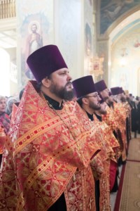Благодатный огонь доставили на Пасхальную вечерню, которую возглавил Митрополит Лонгин