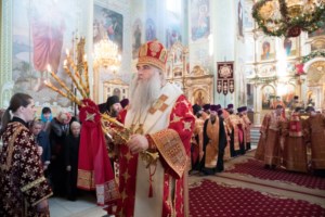 Благодатный огонь доставили на Пасхальную вечерню, которую возглавил Митрополит Лонгин