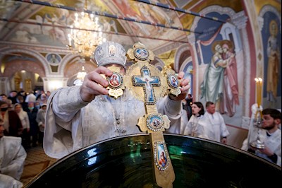 Великая вечерня в соединении с Литургией святителя Василия Великого в Свято-Троицком кафедральном соборе г. Саратова