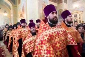 Благодатный огонь доставили на Пасхальную вечерню, которую возглавил Митрополит Лонгин