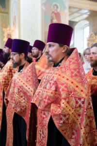 Благодатный огонь доставили на Пасхальную вечерню, которую возглавил Митрополит Лонгин
