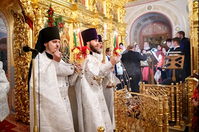 Ночное пасхальное богослужение в Свято-Троицком кафедральном соборе Саратова