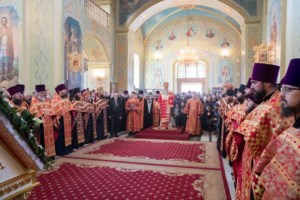Благодатный огонь доставили на Пасхальную вечерню, которую возглавил Митрополит Лонгин