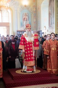 Благодатный огонь доставили на Пасхальную вечерню, которую возглавил Митрополит Лонгин
