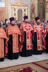Благодатный огонь доставили на Пасхальную вечерню, которую возглавил Митрополит Лонгин