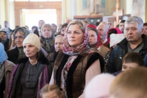Благодатный огонь доставили на Пасхальную вечерню, которую возглавил Митрополит Лонгин