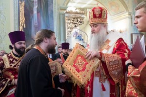 Благодатный огонь доставили на Пасхальную вечерню, которую возглавил Митрополит Лонгин