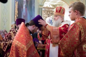 Благодатный огонь доставили на Пасхальную вечерню, которую возглавил Митрополит Лонгин