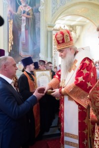 Благодатный огонь доставили на Пасхальную вечерню, которую возглавил Митрополит Лонгин