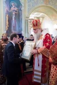 Благодатный огонь доставили на Пасхальную вечерню, которую возглавил Митрополит Лонгин
