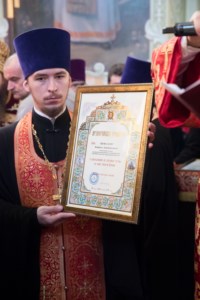 Благодатный огонь доставили на Пасхальную вечерню, которую возглавил Митрополит Лонгин