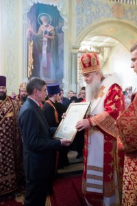 Благодатный огонь доставили на Пасхальную вечерню, которую возглавил Митрополит Лонгин