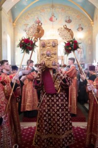 Благодатный огонь доставили на Пасхальную вечерню, которую возглавил Митрополит Лонгин