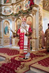 Благодатный огонь доставили на Пасхальную вечерню, которую возглавил Митрополит Лонгин