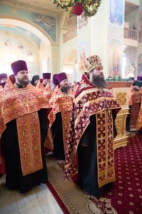 Благодатный огонь доставили на Пасхальную вечерню, которую возглавил Митрополит Лонгин
