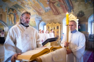 В Свято-Троицком кафедральном соборе Саратова совершена Крещальная литургия