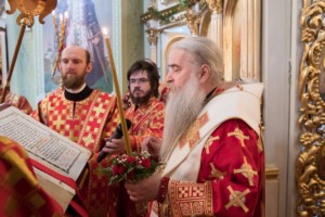 Благодатный огонь доставили на Пасхальную вечерню, которую возглавил Митрополит Лонгин