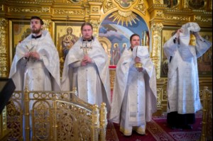 В Свято-Троицком кафедральном соборе Саратова совершена Крещальная литургия