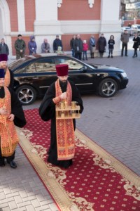 Благодатный огонь доставили на Пасхальную вечерню, которую возглавил Митрополит Лонгин