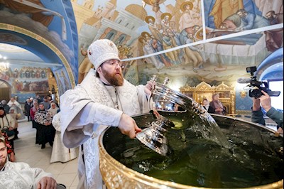 Великая вечерня в соединении с Литургией святителя Василия Великого и чин Великого освящения воды в Успенском храме Свято-Троицкого кафедрального собора г. Саратова
