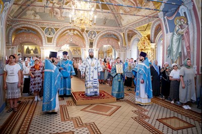 Митрополит Игнатий совершил Божественную литургию в Свято-Троицком кафедральном соборе г. Саратова