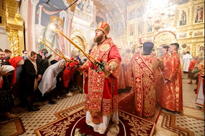 Ночное пасхальное богослужение в Свято-Троицком кафедральном соборе Саратова