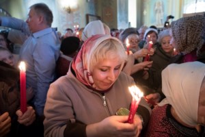 Благодатный огонь доставили на Пасхальную вечерню, которую возглавил Митрополит Лонгин