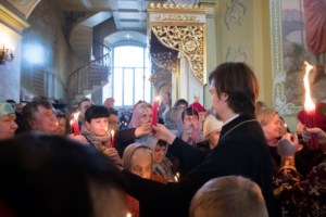 Благодатный огонь доставили на Пасхальную вечерню, которую возглавил Митрополит Лонгин