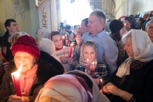 Благодатный огонь доставили на Пасхальную вечерню, которую возглавил Митрополит Лонгин