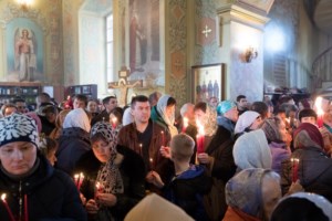 Благодатный огонь доставили на Пасхальную вечерню, которую возглавил Митрополит Лонгин