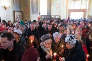 Благодатный огонь доставили на Пасхальную вечерню, которую возглавил Митрополит Лонгин