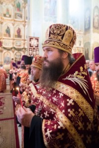 Благодатный огонь доставили на Пасхальную вечерню, которую возглавил Митрополит Лонгин