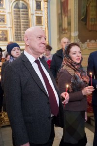 Благодатный огонь доставили на Пасхальную вечерню, которую возглавил Митрополит Лонгин