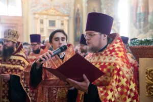 Благодатный огонь доставили на Пасхальную вечерню, которую возглавил Митрополит Лонгин