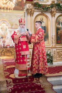 Благодатный огонь доставили на Пасхальную вечерню, которую возглавил Митрополит Лонгин