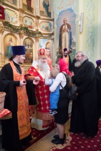 Благодатный огонь доставили на Пасхальную вечерню, которую возглавил Митрополит Лонгин