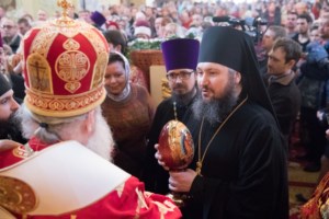 Благодатный огонь доставили на Пасхальную вечерню, которую возглавил Митрополит Лонгин