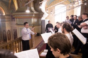Благодатный огонь доставили на Пасхальную вечерню, которую возглавил Митрополит Лонгин
