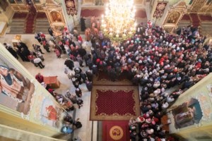 Благодатный огонь доставили на Пасхальную вечерню, которую возглавил Митрополит Лонгин