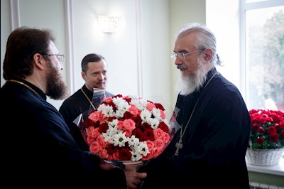 Сотрудники епархиального управления поздравили митрополита Игнатия с 10-летием со дня хиротонии