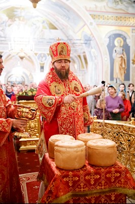 Ночное пасхальное богослужение в Свято-Троицком кафедральном соборе Саратова