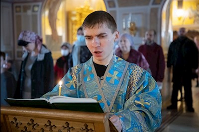 Митрополит Игнатий совершил Великое повечерие, утреню и 1-й час в Свято-Троицком кафедральном соборе г. Саратова