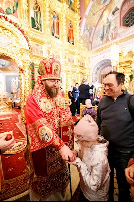 Ночное пасхальное богослужение в Свято-Троицком кафедральном соборе Саратова