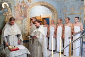 Крещальная литургия в Свято-Троицком соборе Саратова