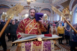 Митрополит Саратовский и Вольский Лонгин совершил Божественную литургию и чин Торжества Православия в Свято-Троицком кафедральном соборе г. Саратова
