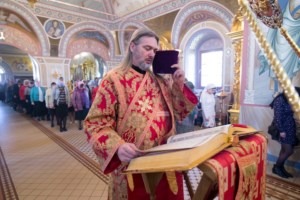 Митрополит Лонгин совершил Божественную литургию в Свято-Троицком кафедральном соборе г.Саратова