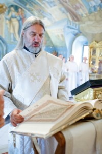 Крещальная литургия в Свято-Троицком соборе Саратова
