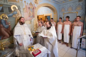 Крещальная литургия в Свято-Троицком соборе Саратова